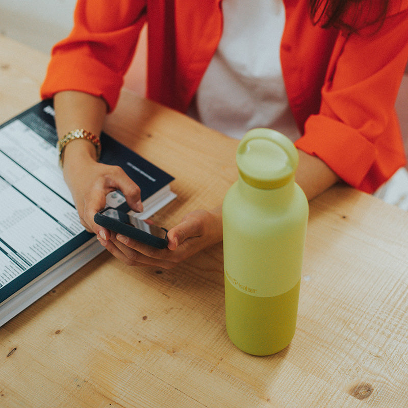 20oz-rise-classic-with-arch-loop-cap-f0 20oz_rise_classic_insulated_bottle_acacia_worker_phone_square.jpg