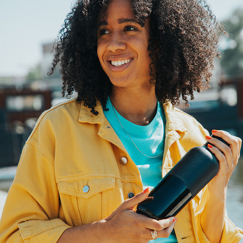 20oz-rise-classic-with-arch-loop-cap-f0 20oz_rise_classic_insulated_bottle_black_woman_smile_square.jpg